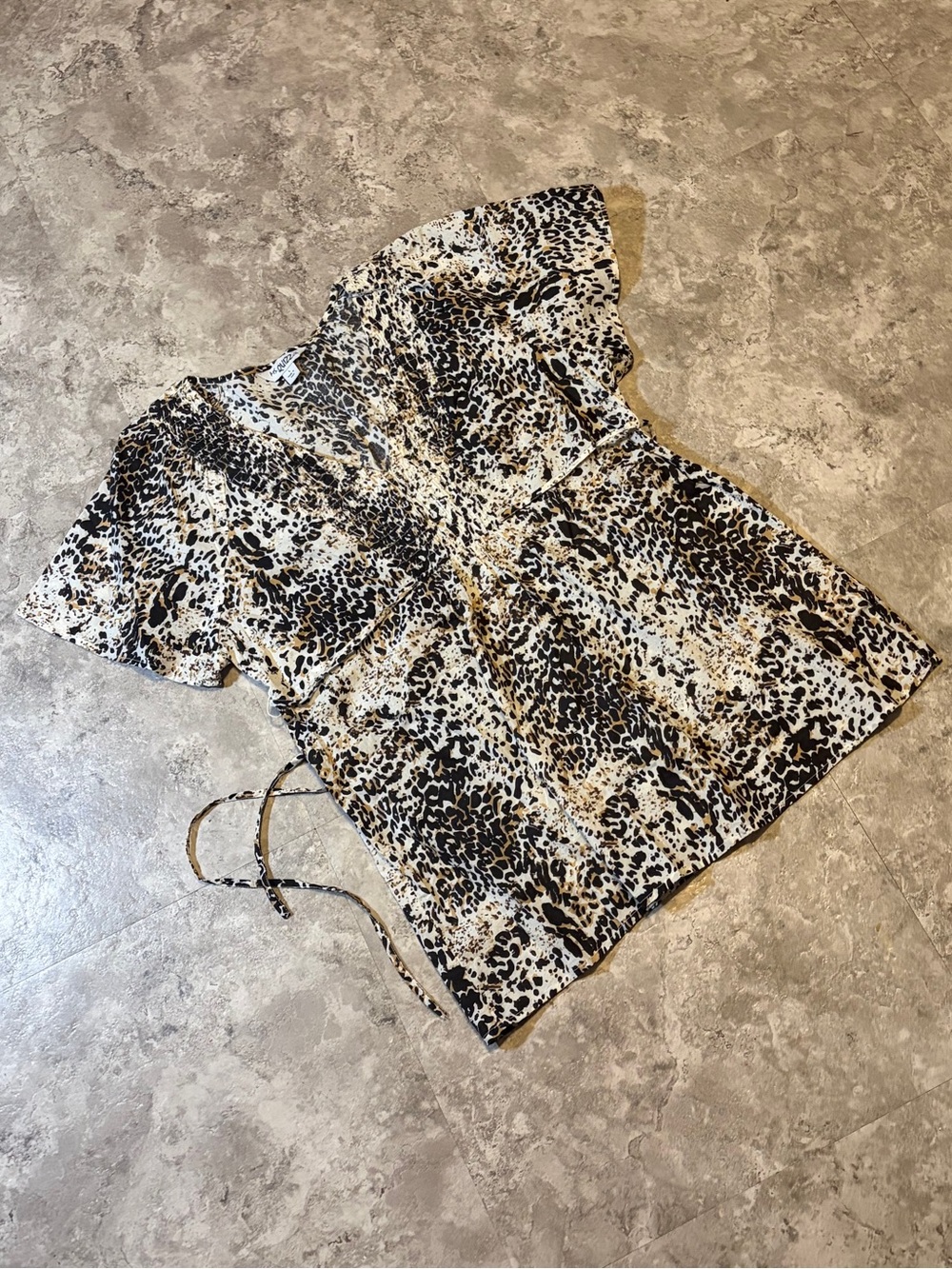 Leopard print wrap top | short sleeve chic flattering | size large